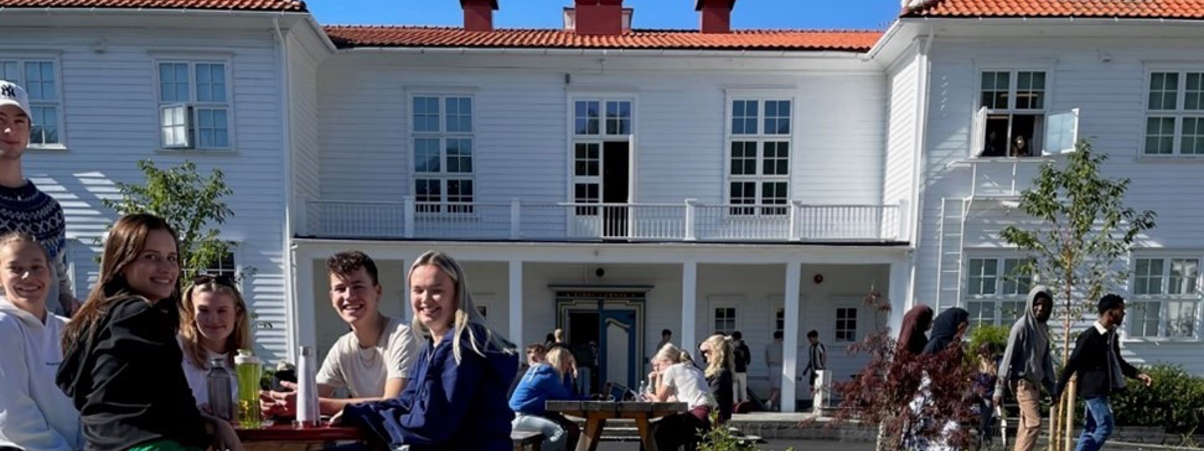 Elevar på uteområdet framfor gamlebygget.