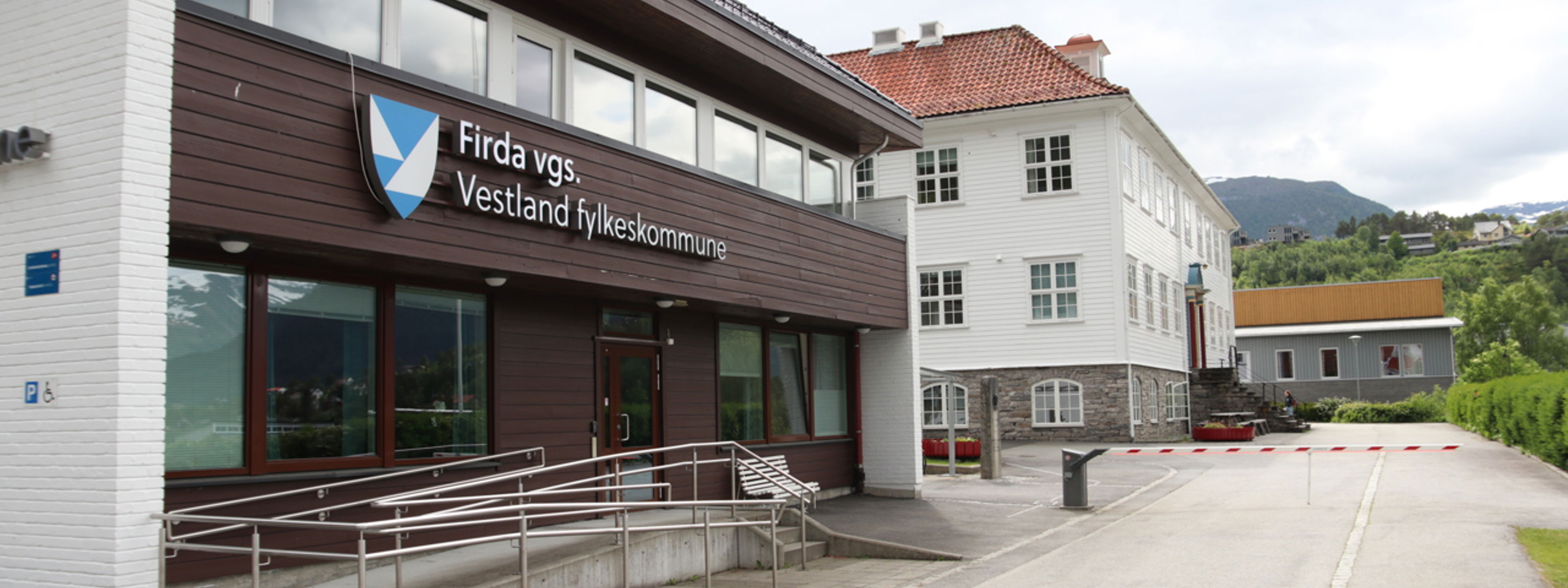 2 av skulebygga til Firda vgs, med logoen til Vestland fylke på det eine bygget