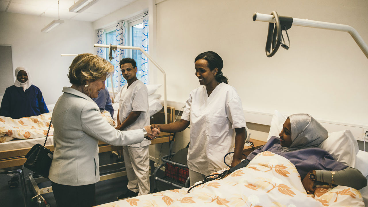 Bildet viser to personar som øver på stell av pasient