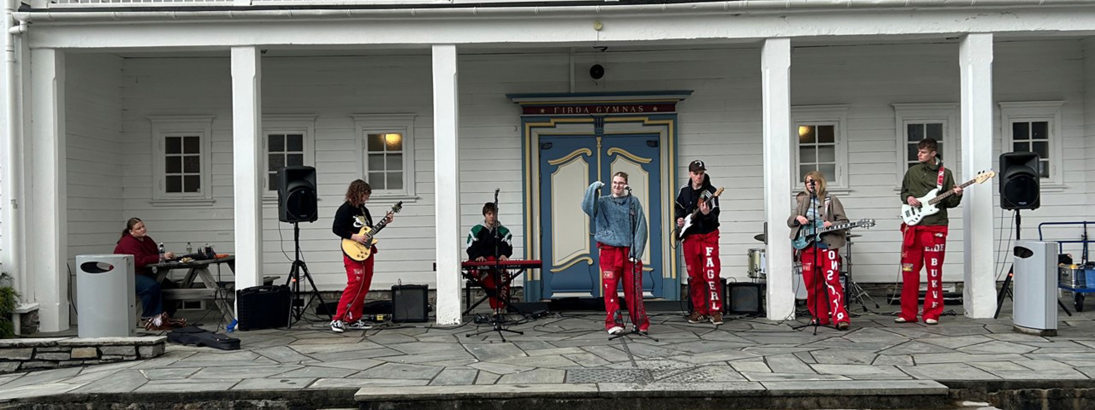 Elevar med instrument held konsert utanfor Gamlebygget på skulen.