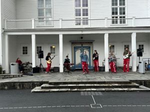 Elevar med instrument held konsert utanfor Gamlebygget på skulen.