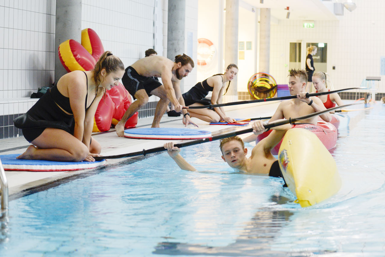 Bilde frå svømmehallen kor elevane øver på eskimorulle i bassengetFoto: Hans Græsli, Firda vgs