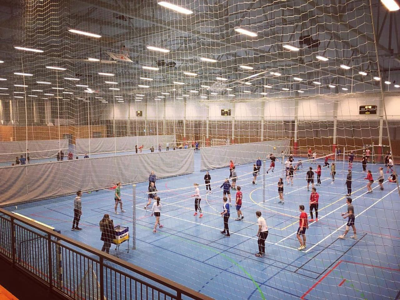 volleyballspel i Trivselshallen