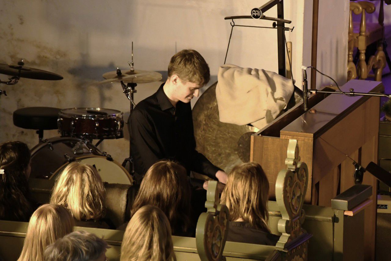 Bilde frå Adventskonserten i 2025. 1 elev spelar piano.