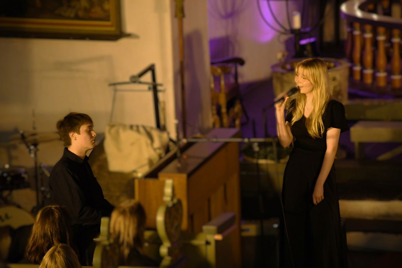 2 elevar framfører songen "My romance". 1 elev spelar piano og ein elev syng.