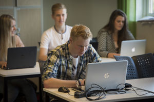 Elev framfor pc i klasserommet