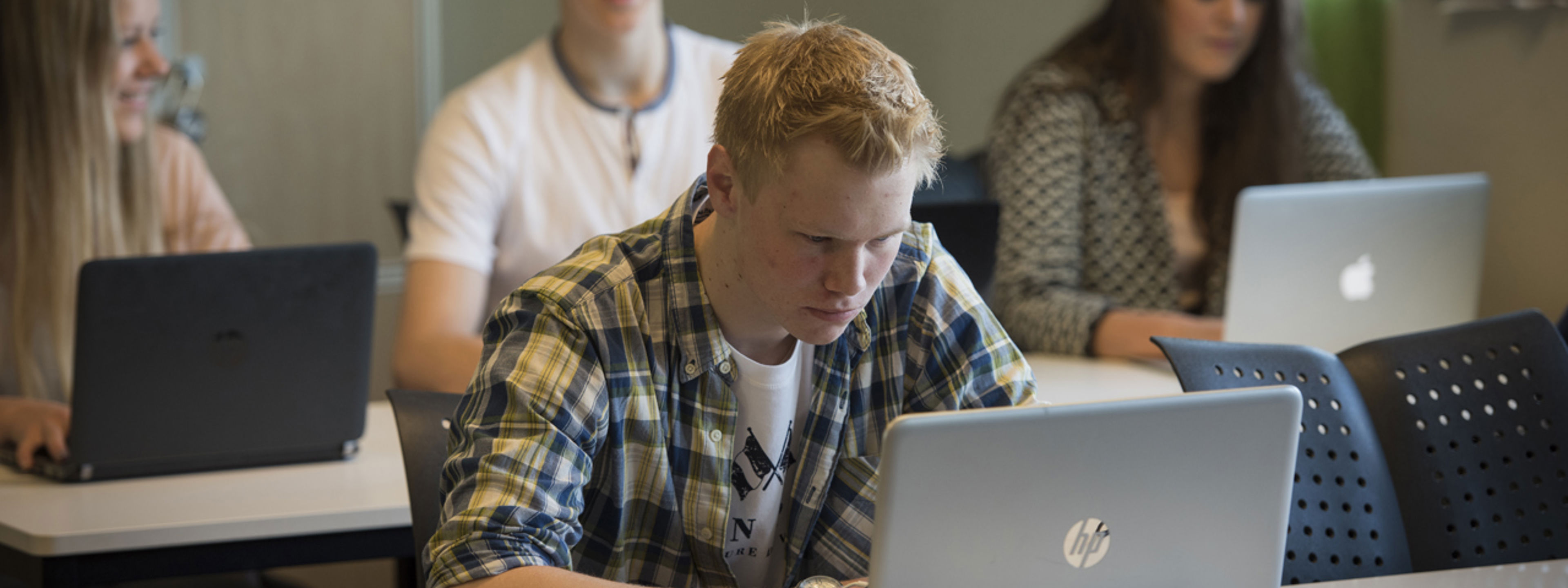 Elev framfor pc i klasserommet