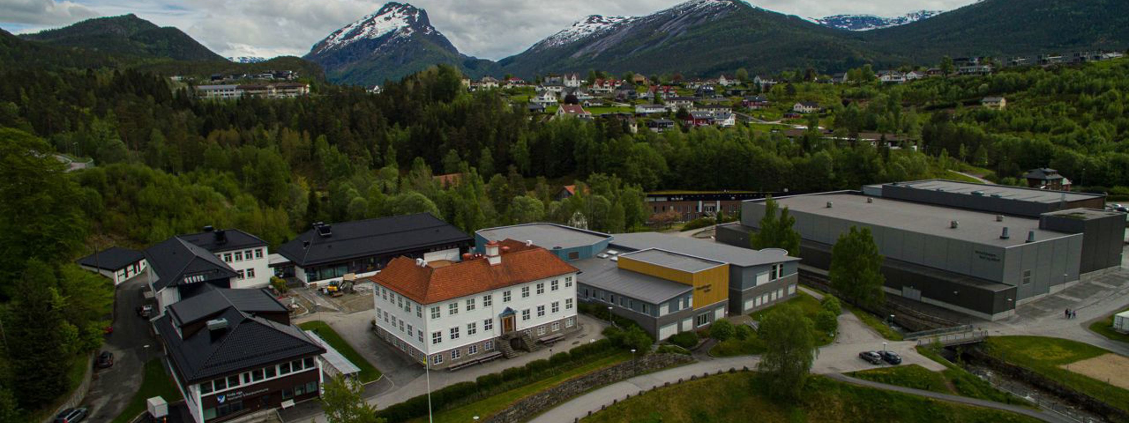 Oversiktsbilde over Firda vgs sine bygg