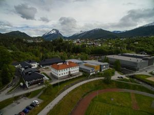 Oversiktsbilde over Firda vgs sine bygg
