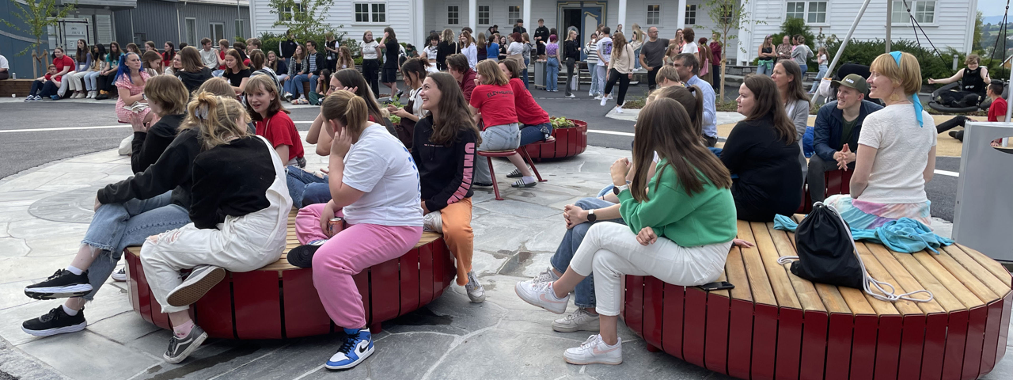 Elevar og tilsette samla framfor gamlebygget på Firda vgs.