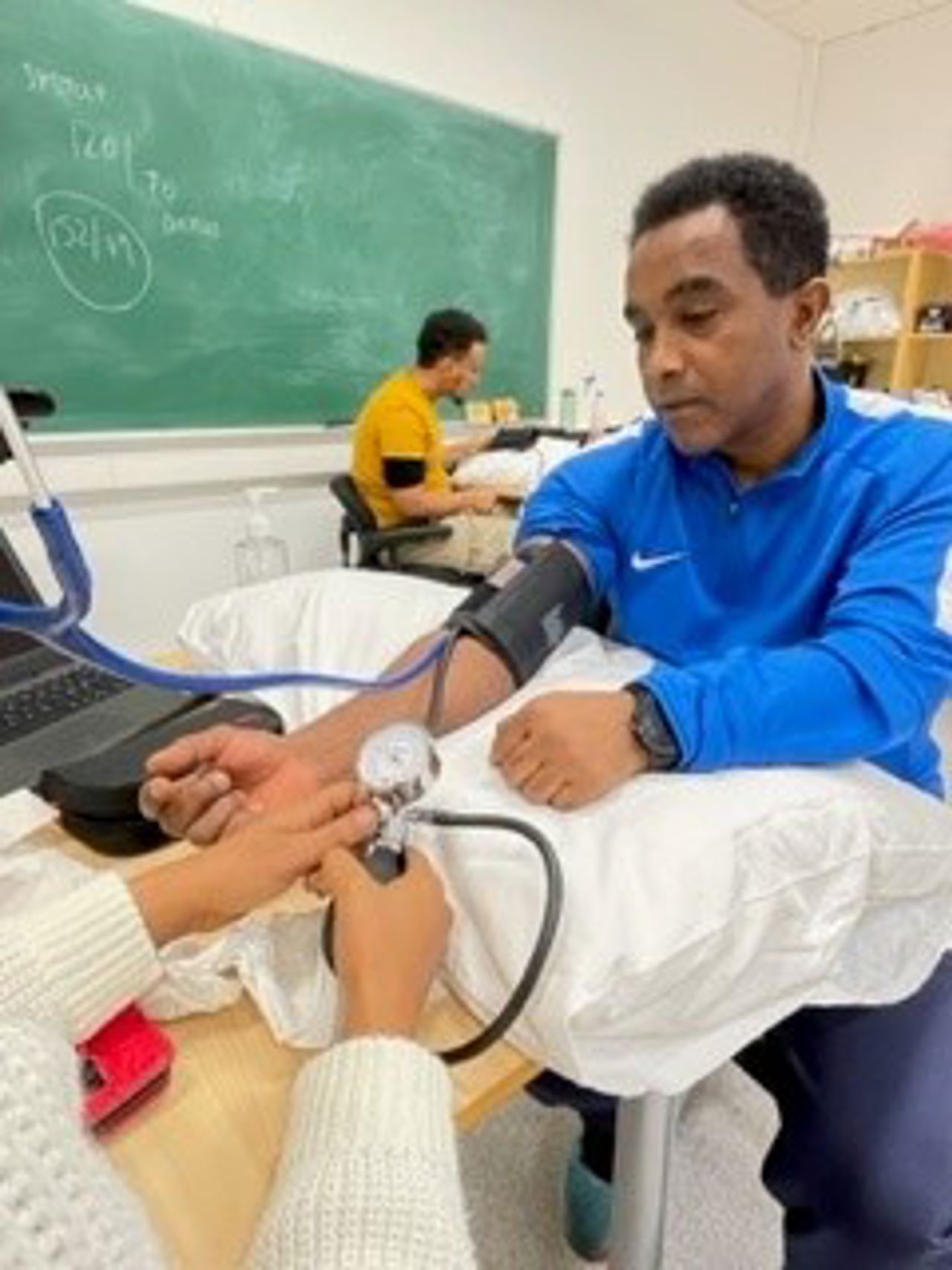 Ein elev på helsefag får blodtrykket sitt målt