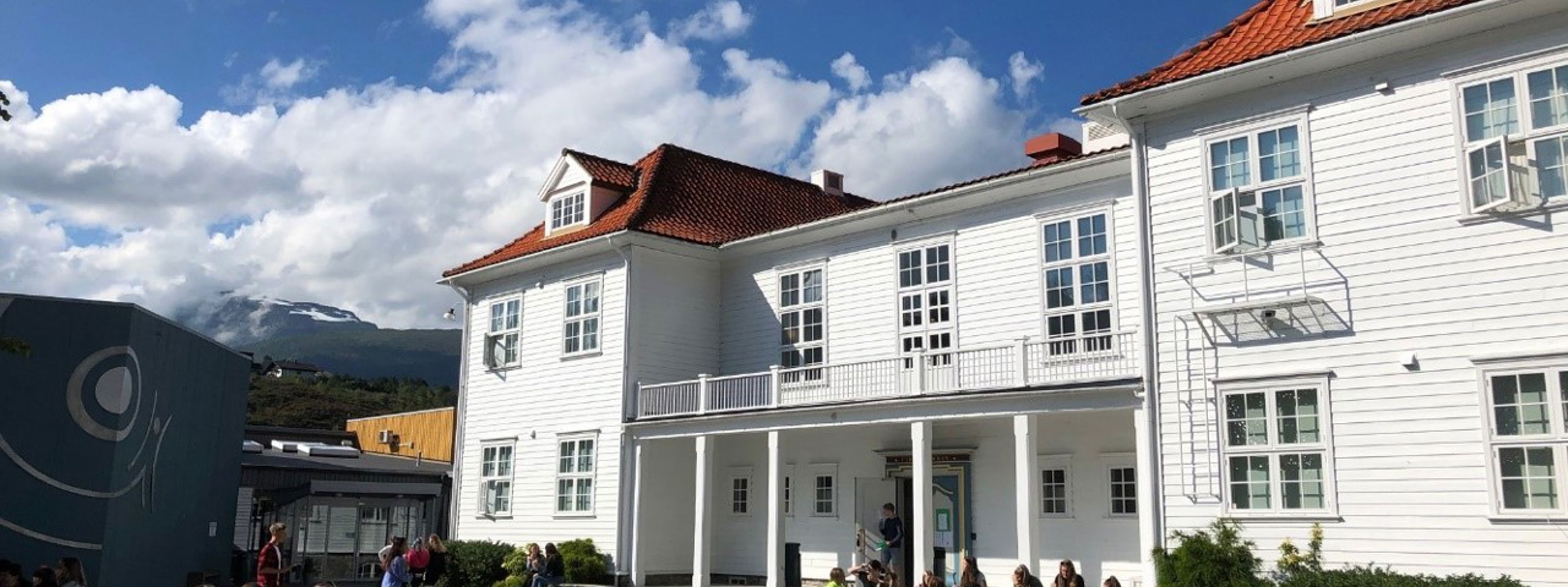 A-bygget ved Firda vgs og skuleplassen