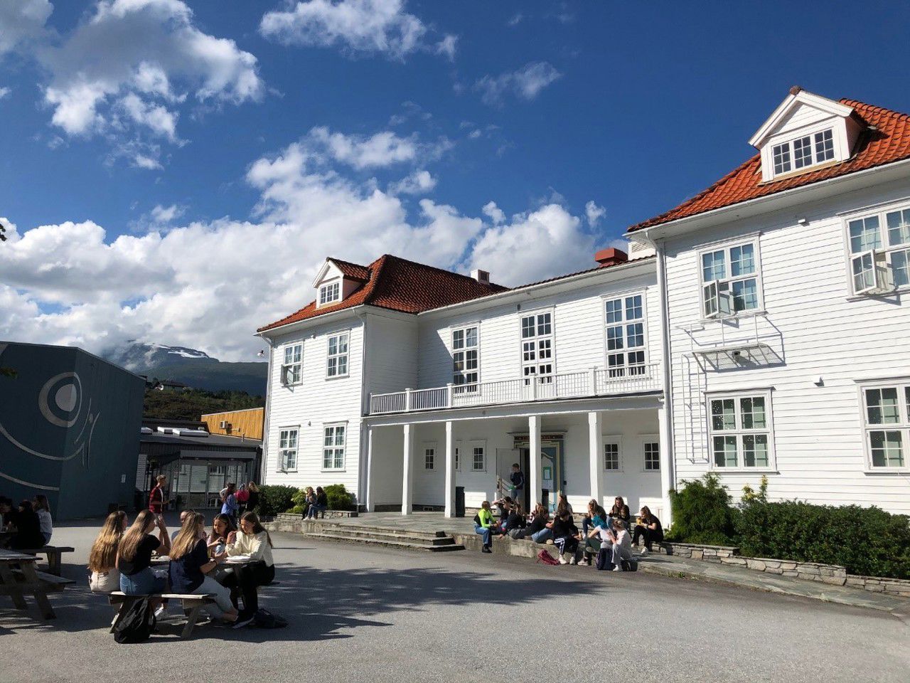 A-bygget ved Firda vgs og skuleplassen