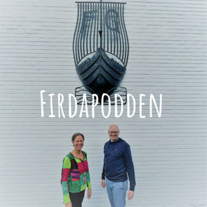 Bilde av Firdaskuta (logoen til Firda ) med to lærarar i forkant