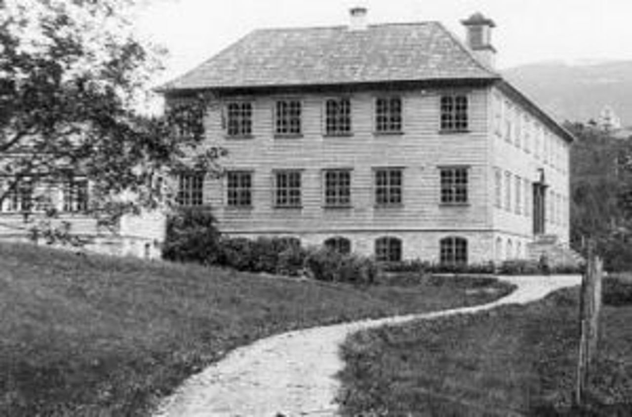 Gamlebygget frå 1924