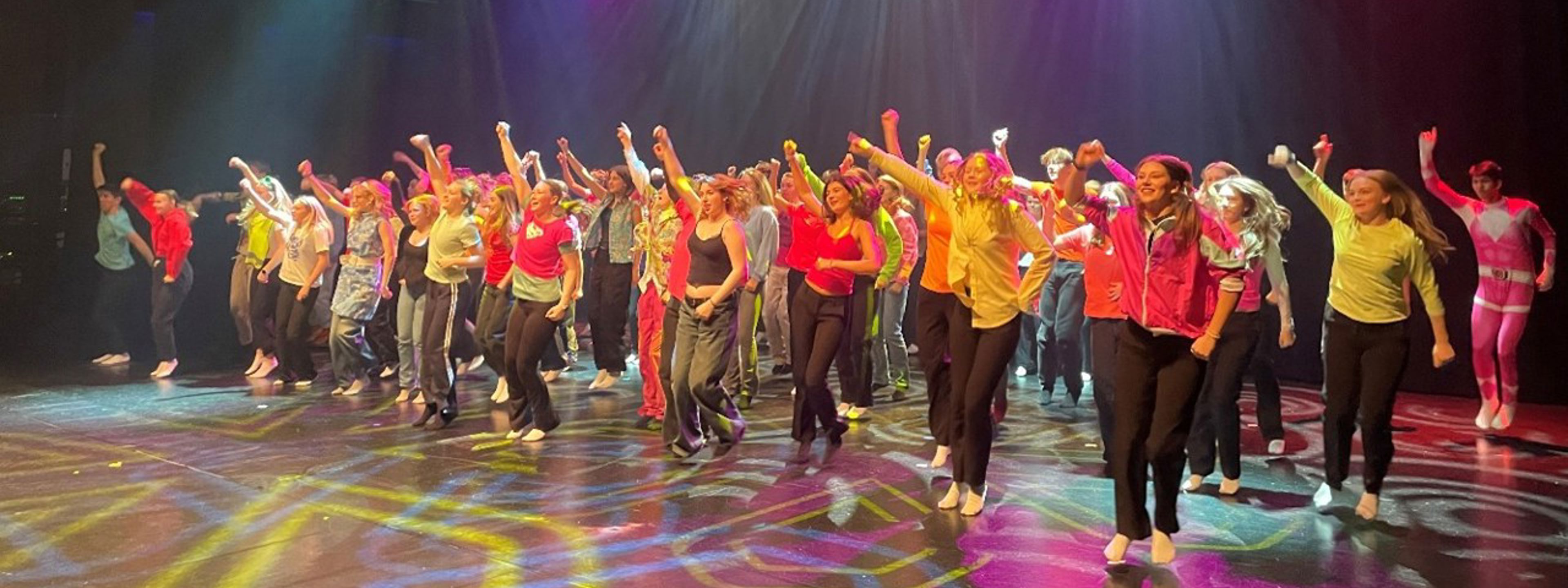 Elevar som dansar på scena
