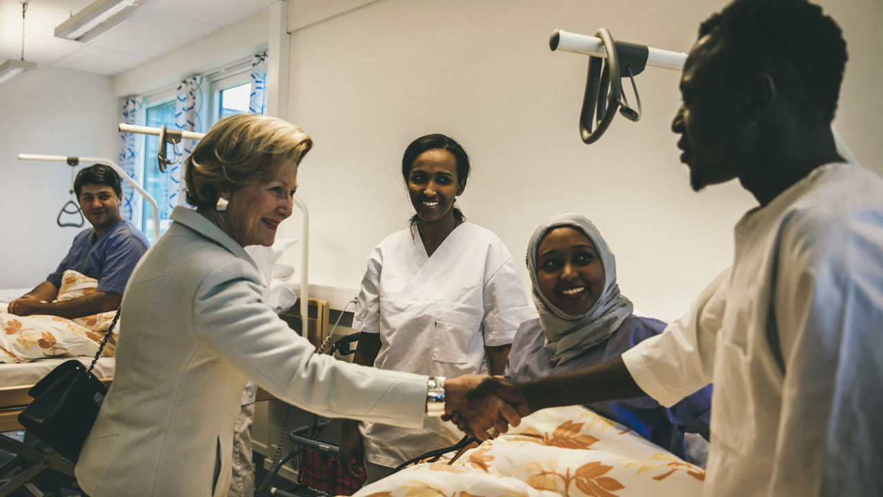 Dronning Sonja helser på elevane ved vaksenopplæringa ved Firda vgs i 2017