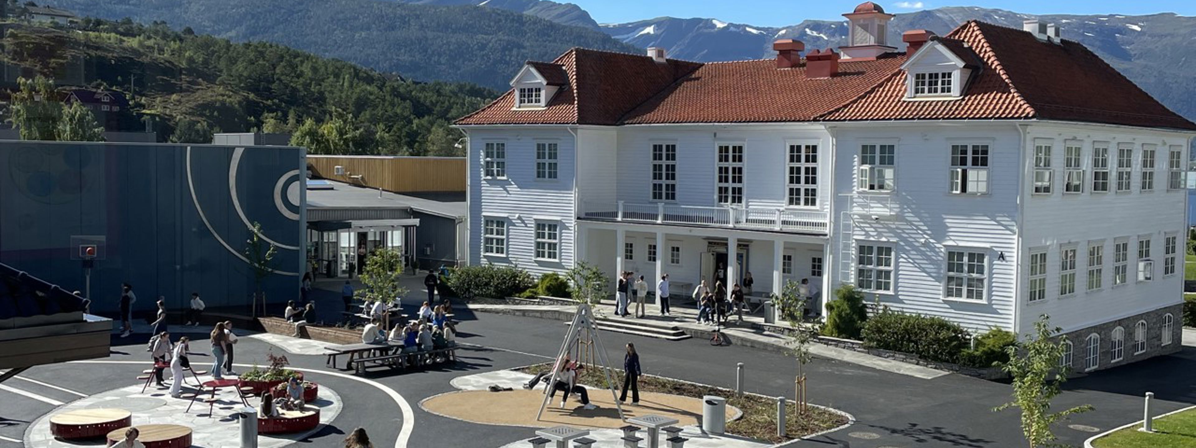 Bilde av Gamlebygget og skuleplassen ved Firda vgs (Foto: Geir Skagen)