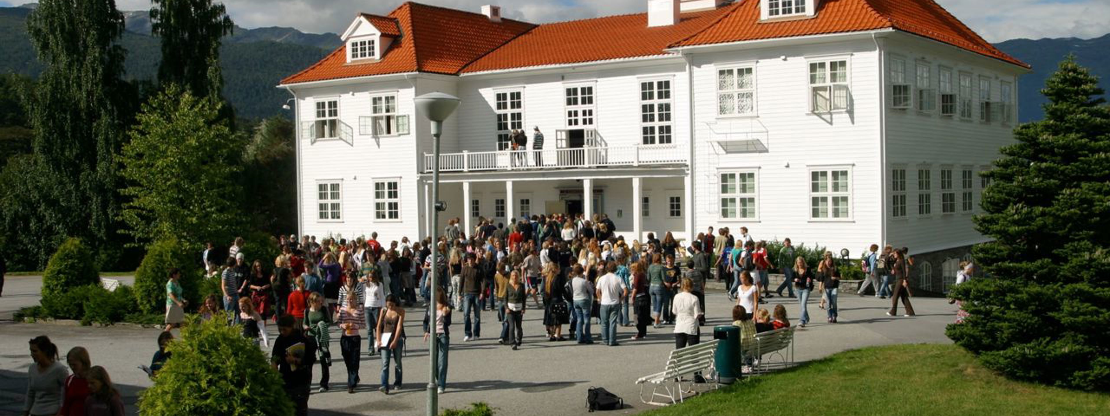Bilde av Gamlebygget og skuleplassen ved Firda vgs (Foto: Geir Skagen)