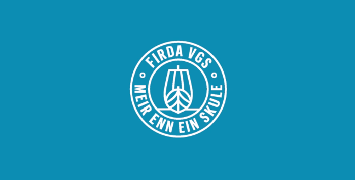 Logoen til Firda vgs. Ein runding med ei skute i midten og med teksten "Firda vgs - meir enn ein skule"