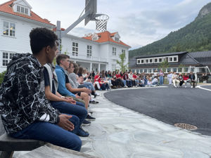 Elevar sit i u-oppsett på skuleplassen framfor gamlebygget