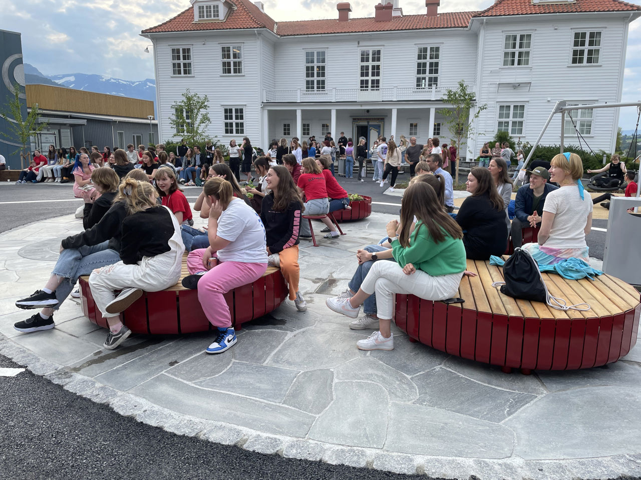 Elevar og tilsette på skuleplassen