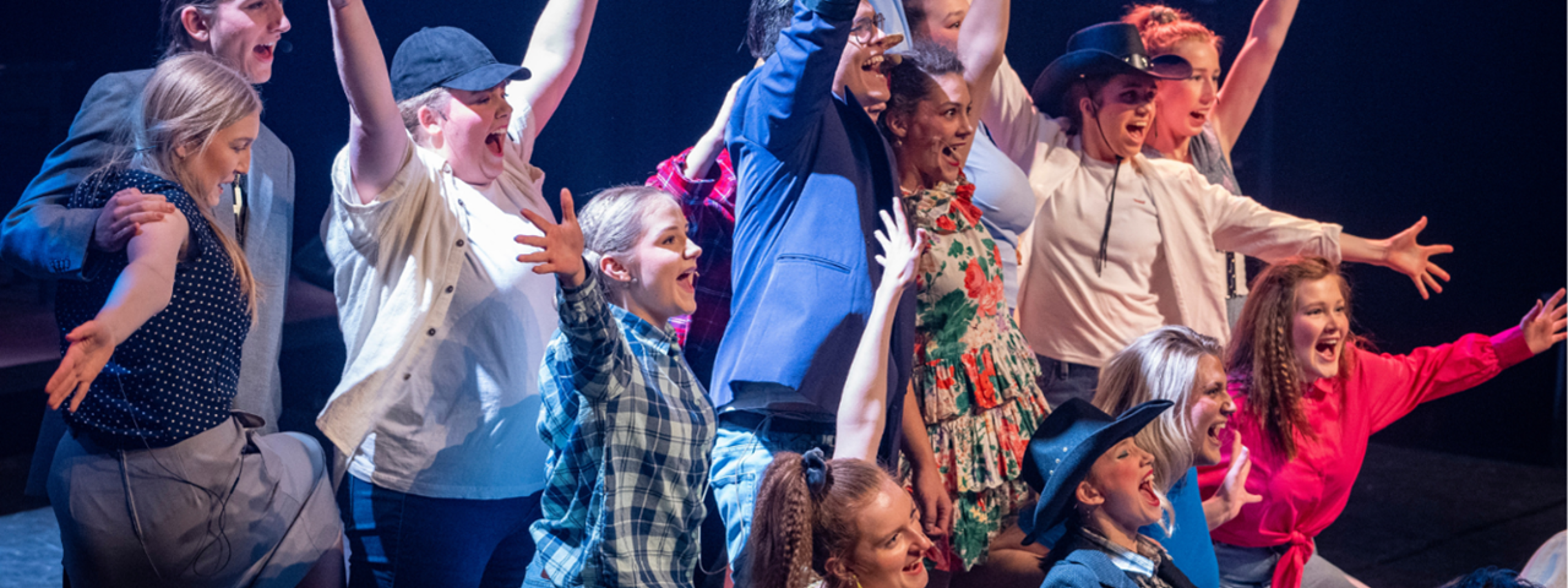 Elevar frå musikk/dans/drama på scena under musikalen Footloose.