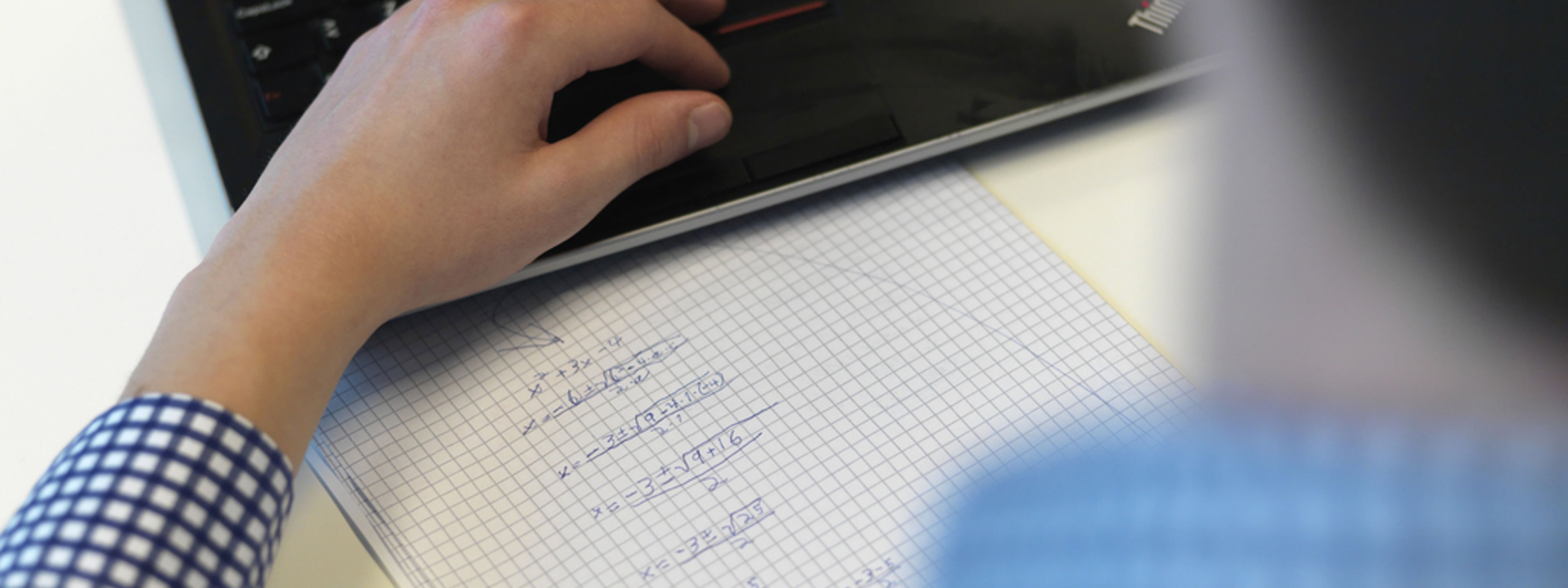 Elev framfor pc i klasserommet.