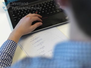 Elev framfor pc i klasserommet.