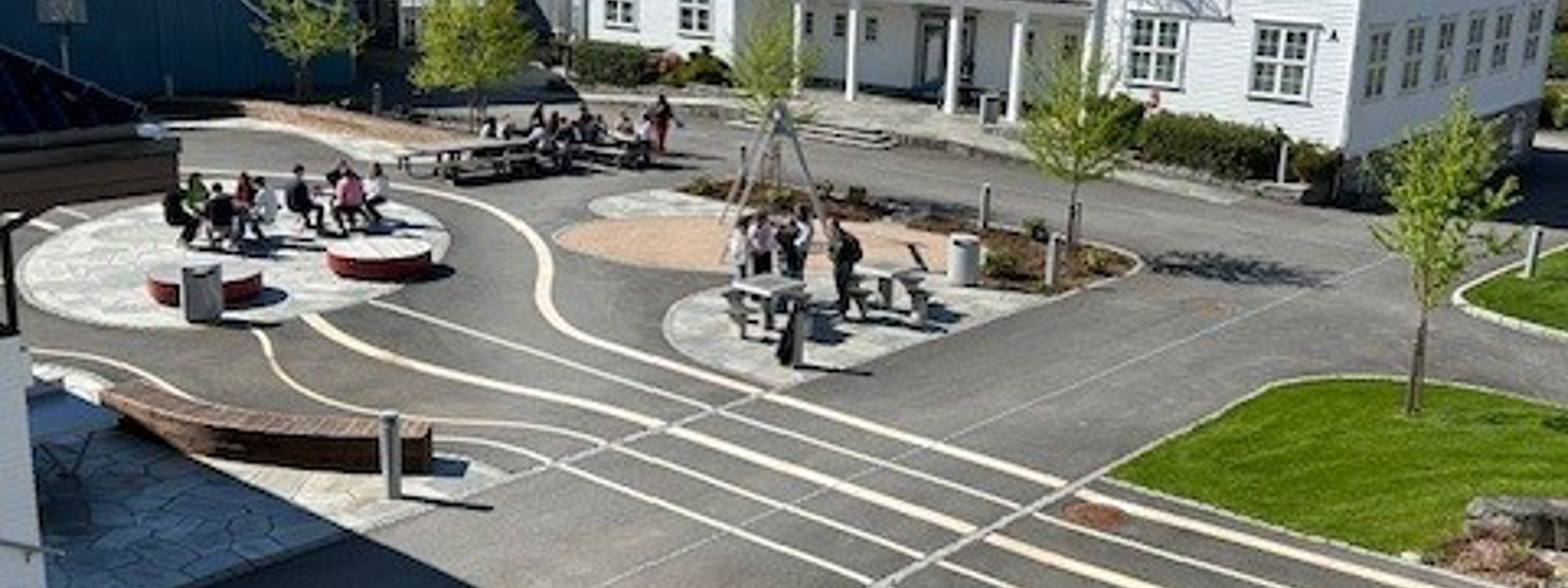 Gamlebygget på Firda vgs med skuleplassen
