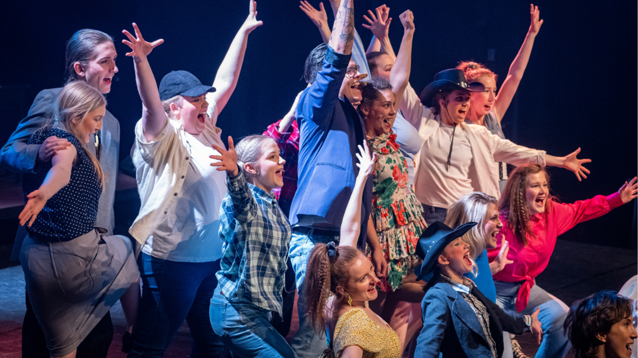 Alle elevane som var med på musikalen Footloose framfører avslutningssongen.