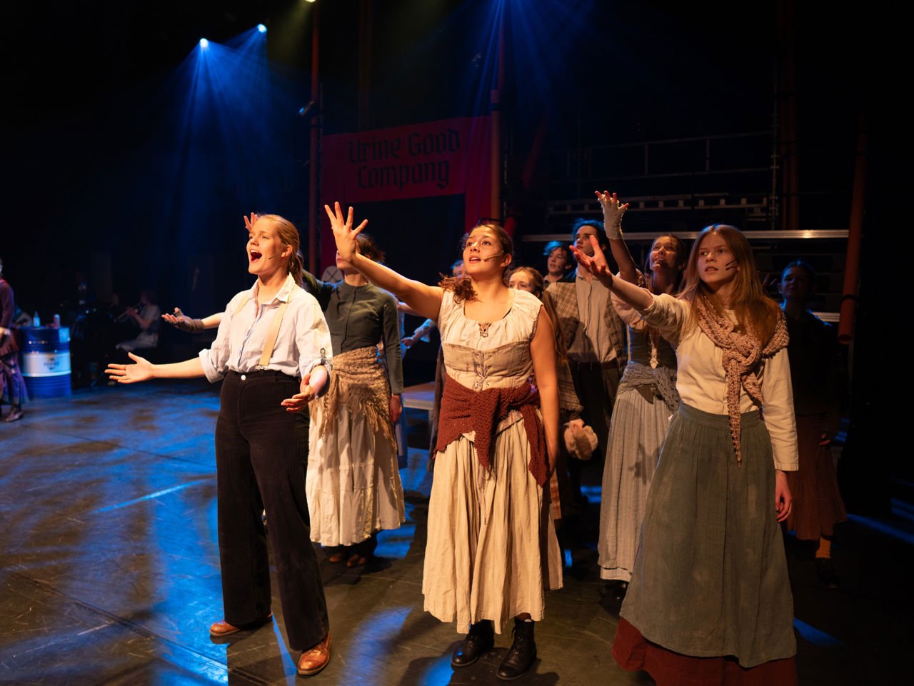 Kvart år sett musikk, dans og dramaelevane opp ein musikal i lag. Dette bildet er frå musikalen Urinetown.