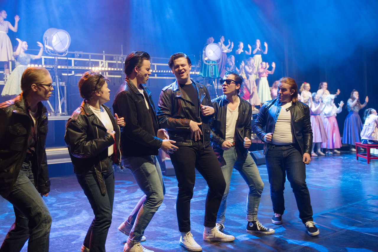 Kvart år sett musikk, dans og dramaelevane opp ein musikal i lag. Dette bildet er frå musikalen Grease.