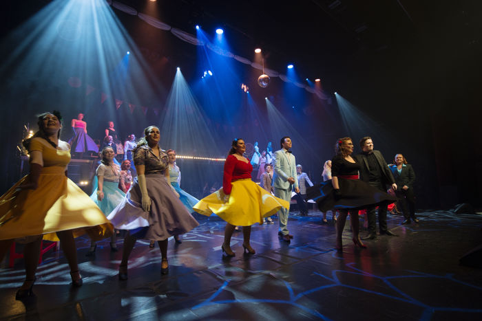 Bilde frå muskalen Grease som elevane på musikk, dans, drama satte opp i 2020.