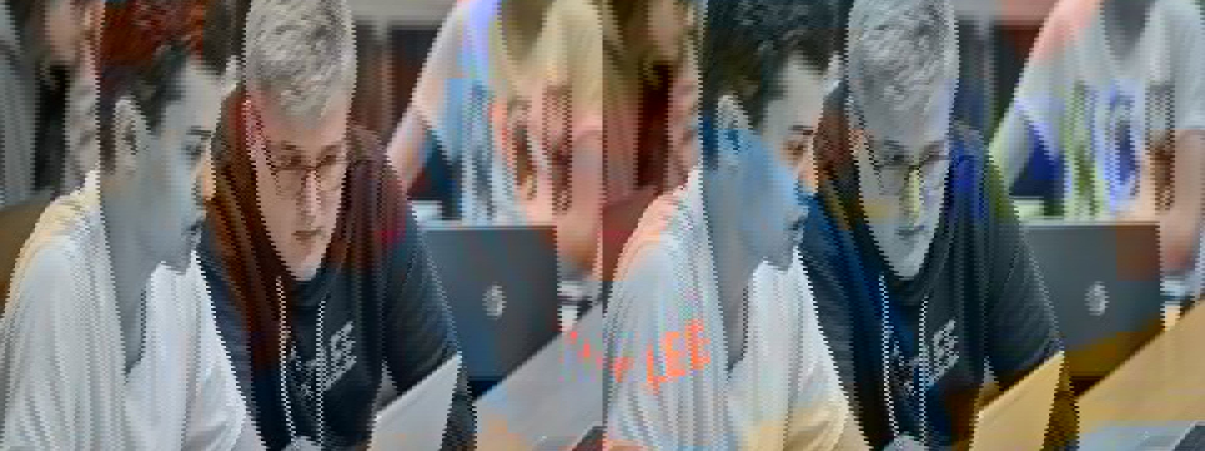 Elevar framfor pc i klasserommet