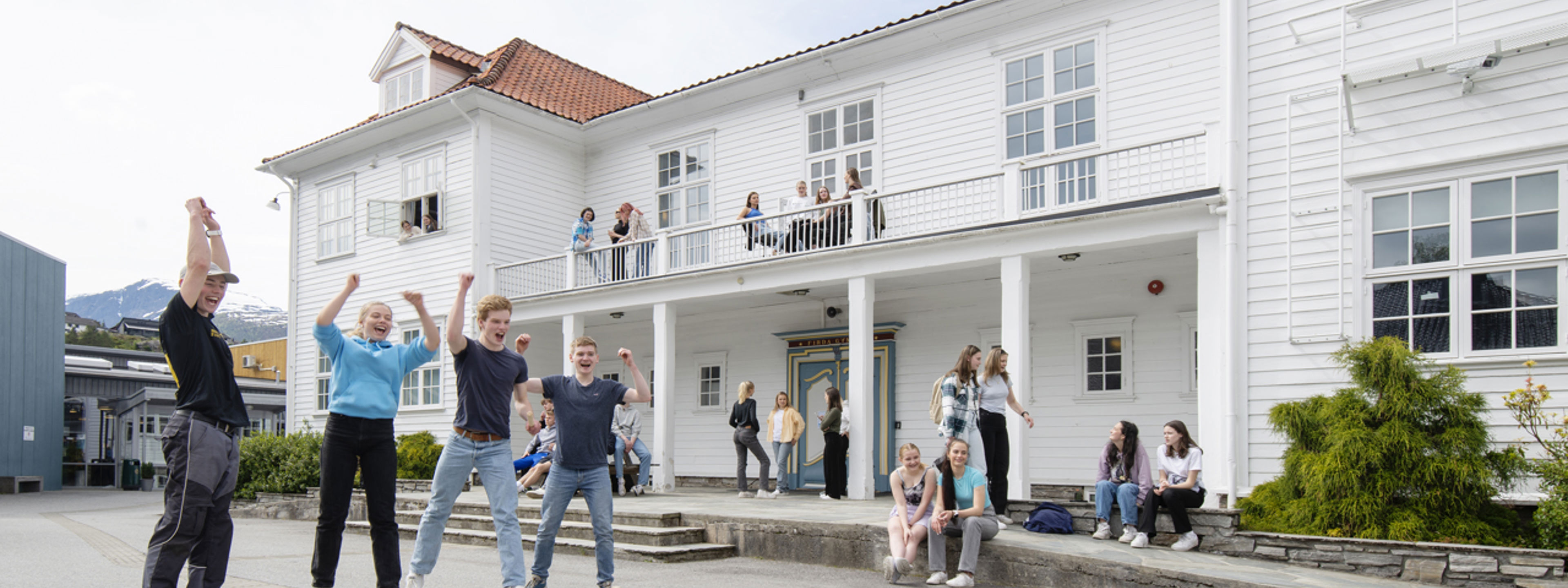 Elevar spele kubb på skuleplassen