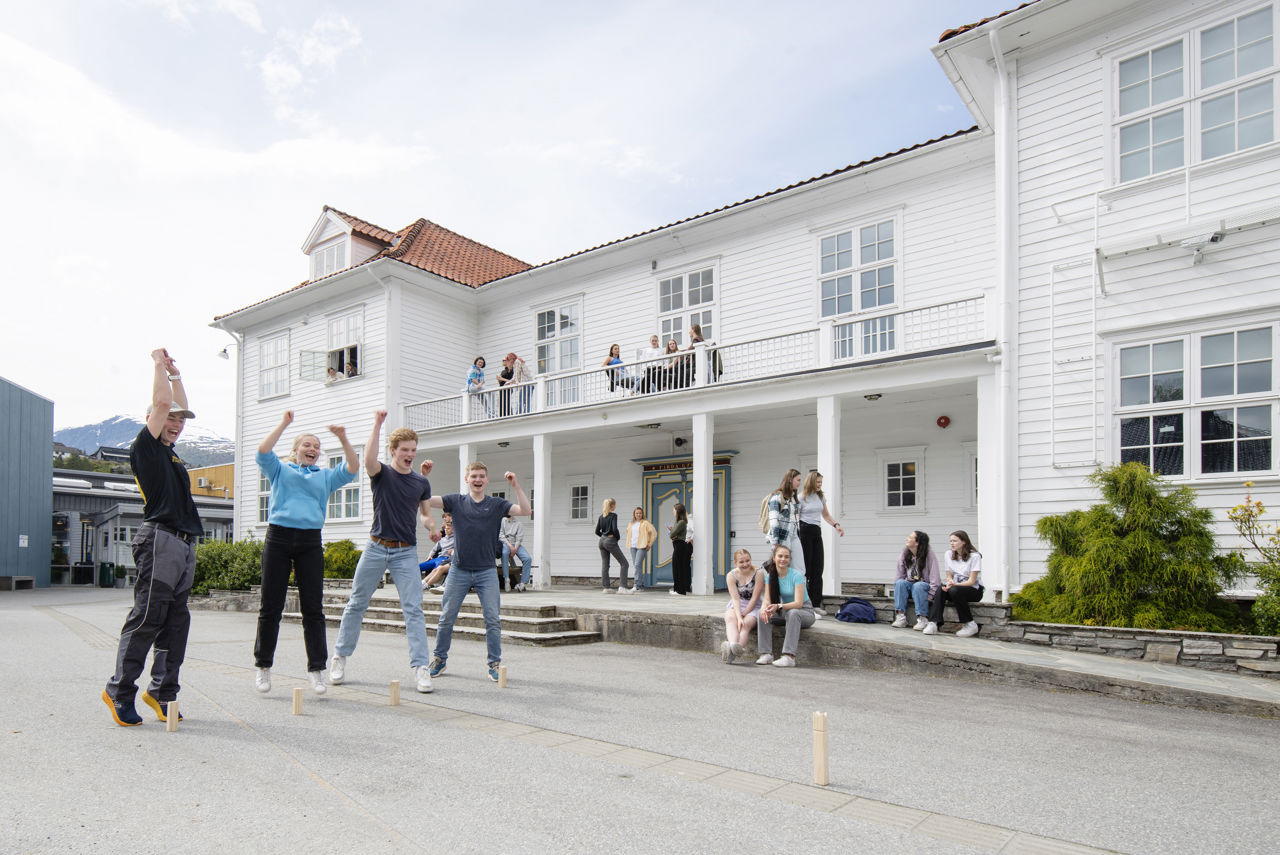 Elevar spele kubb på skuleplassen