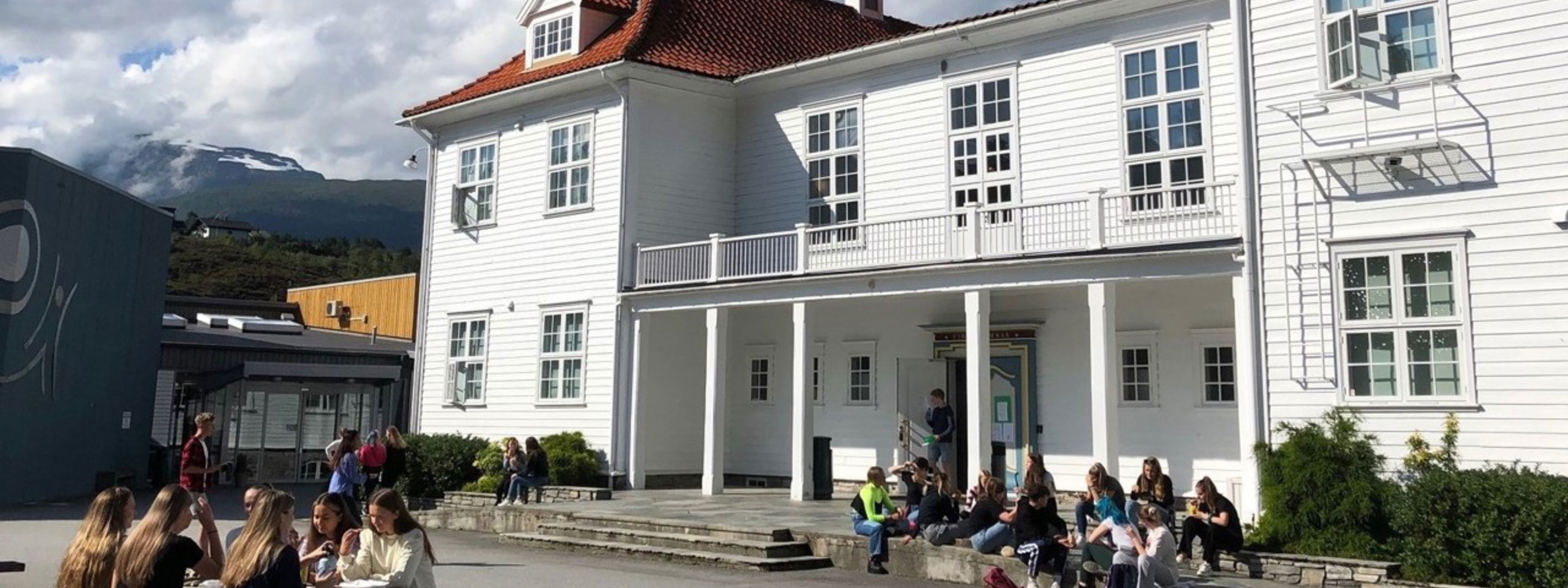 Bilde av skulen og skuleplassen