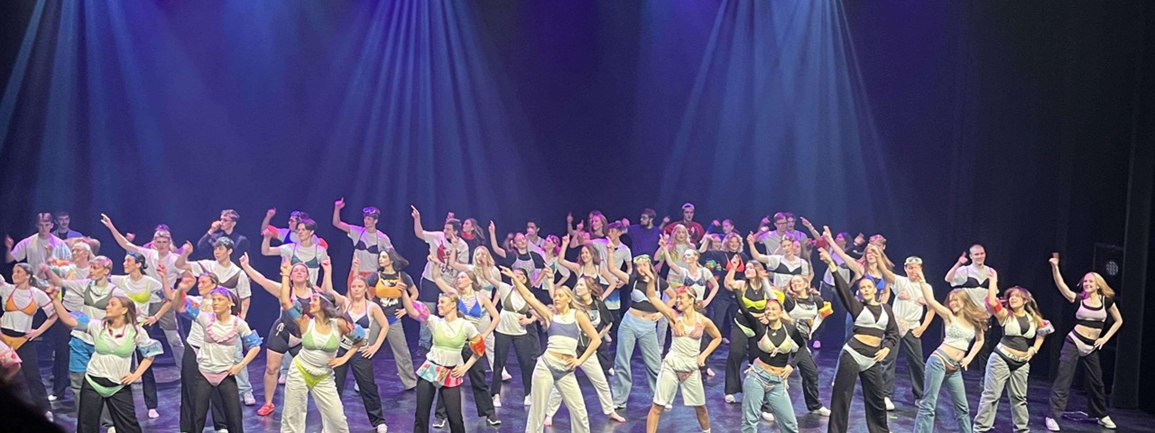 Elevar som dansar på scena i kultursalen