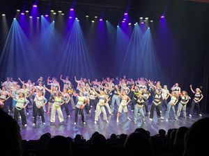 Elevar som dansar på scena i kultursalen