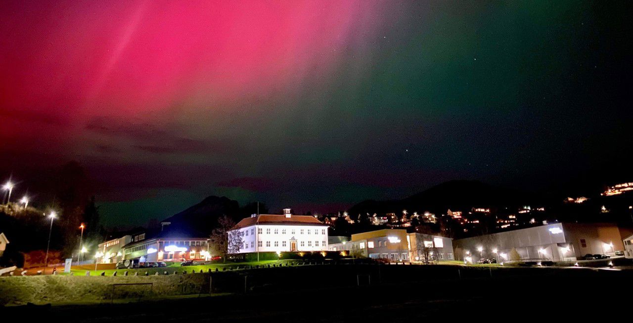 Bilde av Gamlebygget og skuleplassen ved Firda vgs (Foto: Geir Skagen)