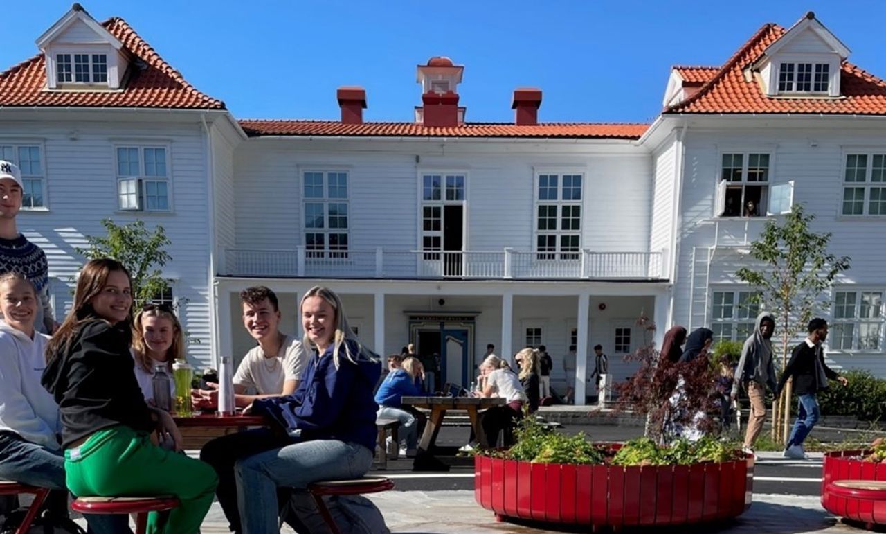 Hovudbygget til Firda vgs med uteområde