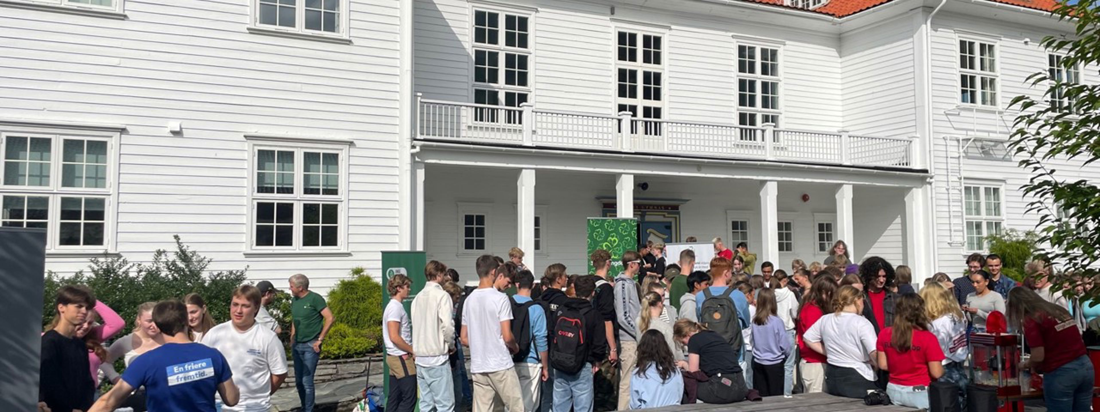 Valtorg på skuleplassen med mange elevar og partiboder