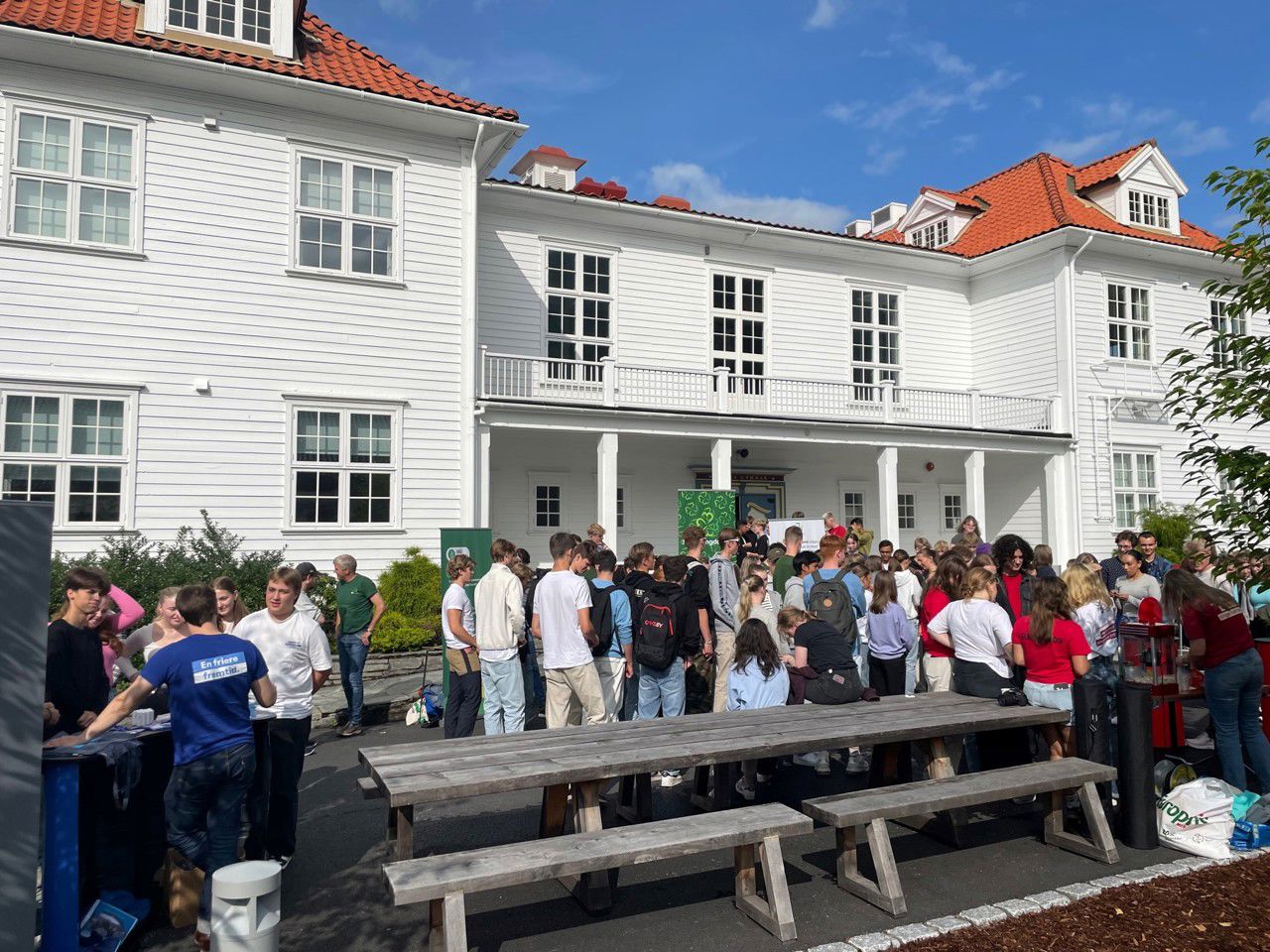 Valtorg på skuleplassen med mange elevar og partiboder